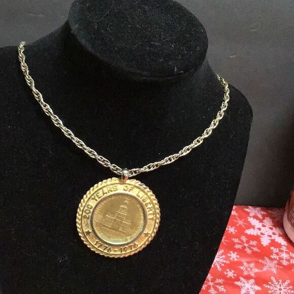 Gold plated Bicentennial half dollar necklace - Picture 1 of 3